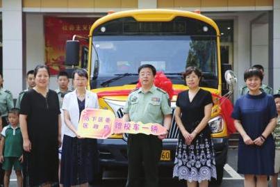 山東濟南：“迷彩校車”讓賢記