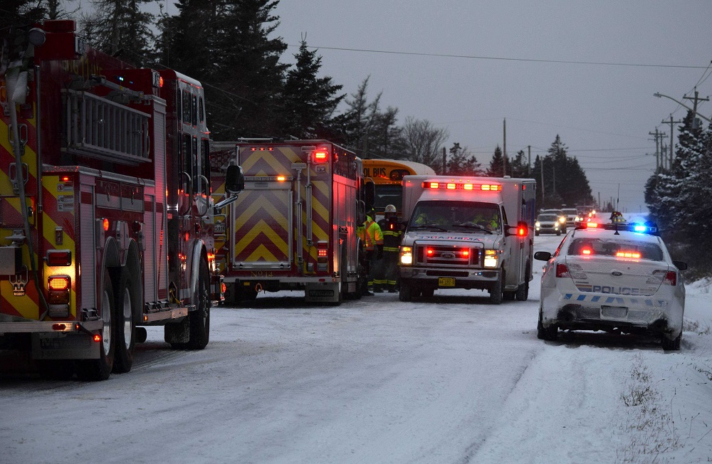 美國(guó):Shelburne縣一小汽車(chē)與校車(chē)撞 美國(guó):Shelburne縣一小汽車(chē)與校車(chē)撞