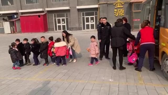 校車安全豈容兒戲,任丘交警查獲一起無資質駕駛校車且超員7人 校車安全豈容兒戲,任丘交警查獲一起無資質駕駛校車且超員7人