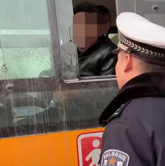 校車安全豈容兒戲,任丘交警查獲一起無資質駕駛校車且超員7人 校車安全豈容兒戲,任丘交警查獲一起無資質駕駛校車且超員7人