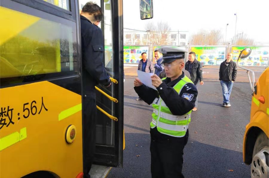 “望、聞、問、切”,無棣交警對校車進行全面檢查 “望、聞、問、切”,無棣交警對校車進行全面檢查