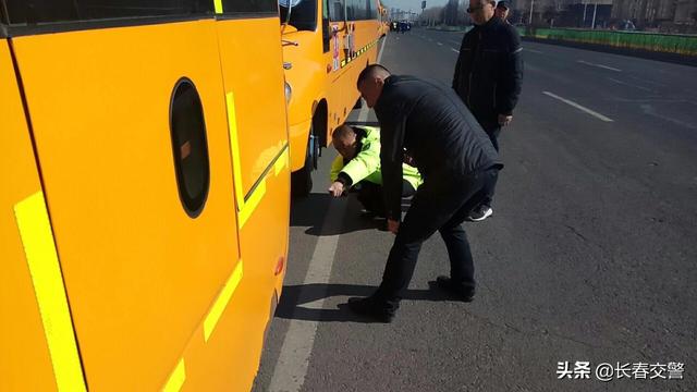 長春交警聯合教育部門開展校車隱患排查和駕駛員安全教育活動/ 長春交警聯合教育部門開展校車隱患排查和駕駛員安全教育活動