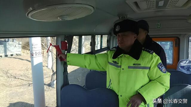 長春交警聯合教育部門開展校車隱患排查和駕駛員安全教育活動/ 長春交警聯合教育部門開展校車隱患排查和駕駛員安全教育活動