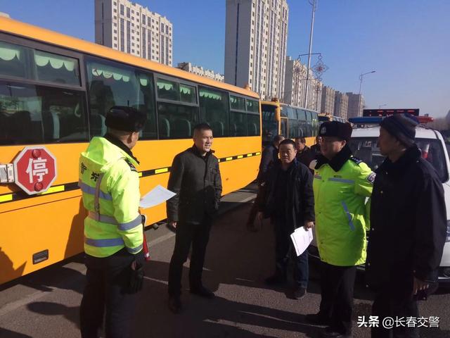 長春交警聯合教育部門開展校車隱患排查和駕駛員安全教育活動/ 長春交警聯合教育部門開展校車隱患排查和駕駛員安全教育活動