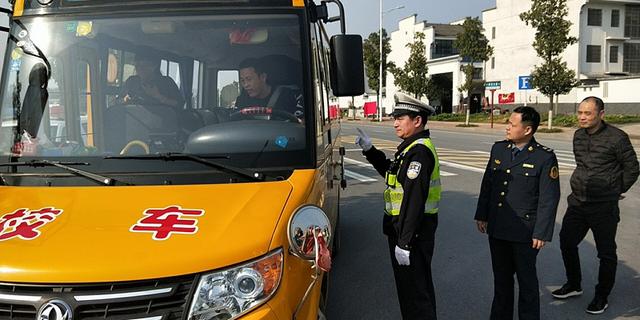 常德桃花源:聯(lián)合開展校車安全大檢查 常德桃花源:聯(lián)合開展校車安全大檢查