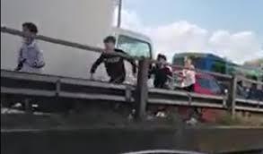 意大利校車劫持案少年機(jī)智報(bào)警救51人，出身移民盼獲意大利國(guó)籍