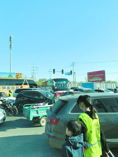 校車遇阻學生穿行車流間/ 校車遇阻學生穿行車流間