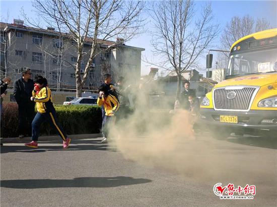 桓臺(tái)交警大隊(duì)聯(lián)合學(xué)校開展校車消防逃生演練活動(dòng)/ 桓臺(tái)交警大隊(duì)聯(lián)合學(xué)校開展校車消防逃生演練活動(dòng)