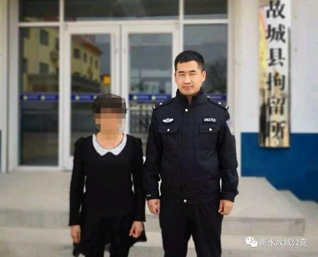 衡水:無證駕駛超員“黑校車” 夫妻倆雙雙被拘 衡水:無證駕駛超員“黑校車” 夫妻倆雙雙被拘