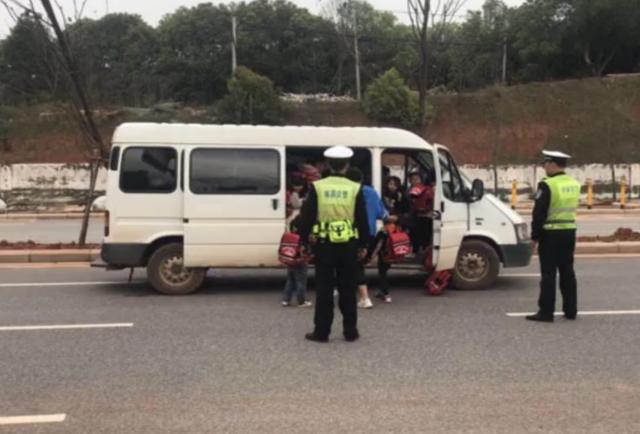 家長(zhǎng)也知情?幼兒園“黑校車”,核載6人瘋狂塞下41人 家長(zhǎng)也知情?幼兒園“黑校車”,核載6人瘋狂塞下41人