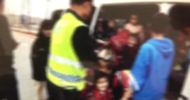 家長(zhǎng)也知情?幼兒園“黑校車”,核載6人瘋狂塞下41人 家長(zhǎng)也知情?幼兒園“黑校車”,核載6人瘋狂塞下41人