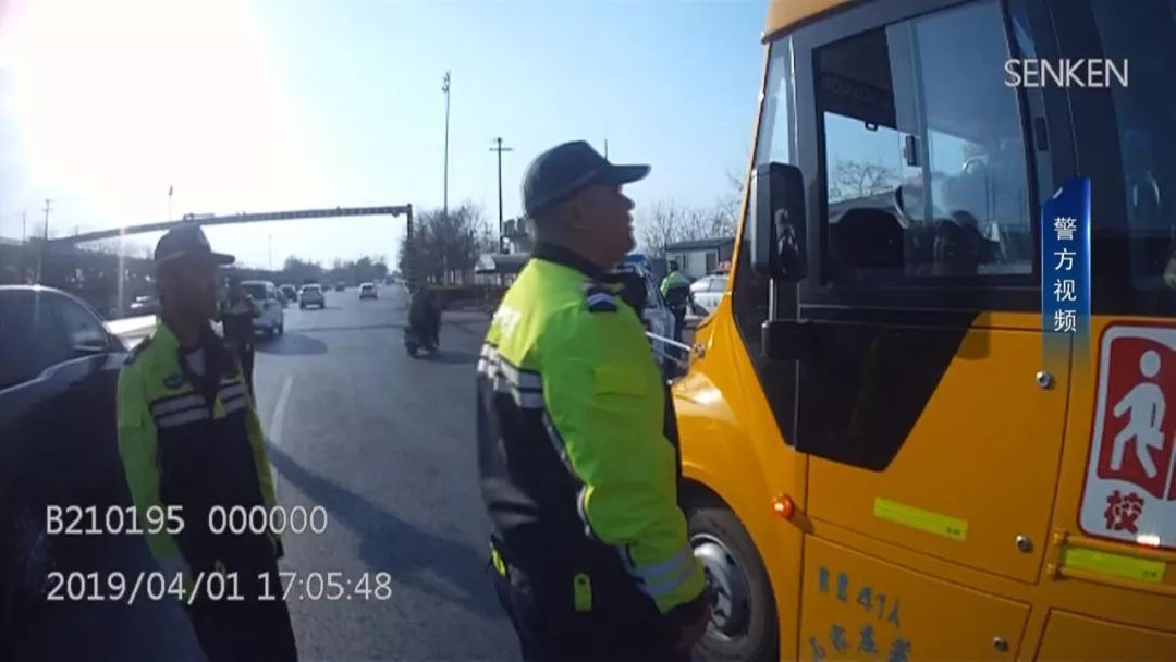 石家莊市機(jī)動(dòng)大隊(duì)嚴(yán)把生命關(guān):兩輛違法上路行駛校車被查扣! 石家莊市機(jī)動(dòng)大隊(duì)嚴(yán)把生命關(guān):兩輛違法上路行駛校車被查扣!