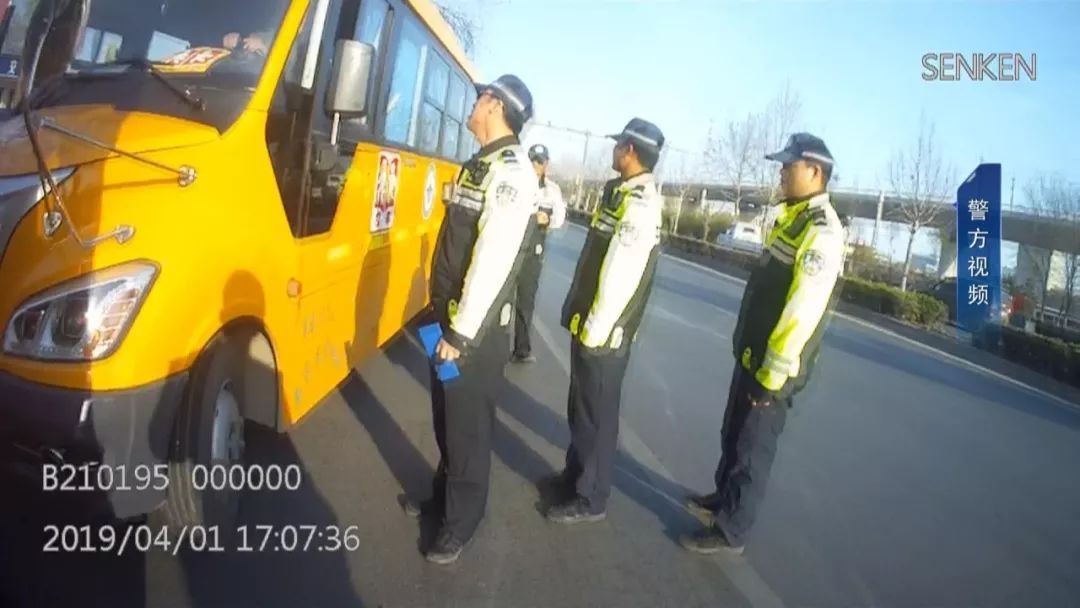 石家莊市機(jī)動(dòng)大隊(duì)嚴(yán)把生命關(guān):兩輛違法上路行駛校車被查扣! 石家莊市機(jī)動(dòng)大隊(duì)嚴(yán)把生命關(guān):兩輛違法上路行駛校車被查扣!