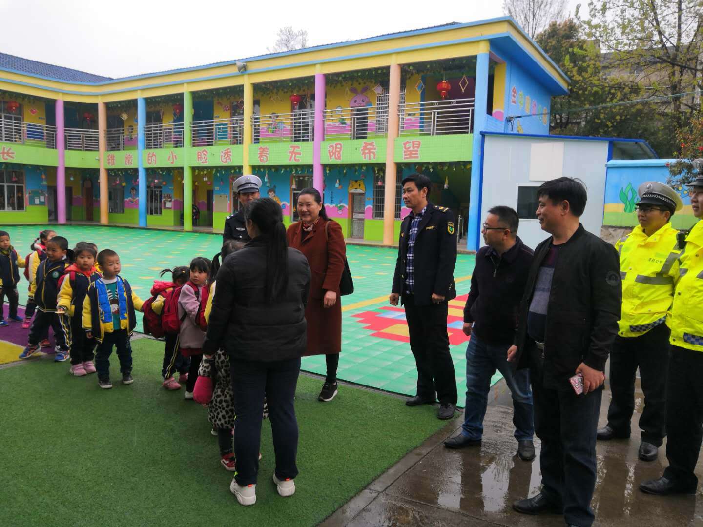 澧縣金羅鎮(zhèn)開展校車安全整治行動/ 澧縣金羅鎮(zhèn)開展校車安全整治行動
