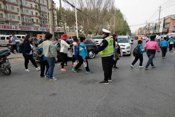 四平市公安局交管支隊采取多項措施強化“護校崗”建設(shè)確保全市中小學生出行安全 四平市公安局交管支隊采取多項措施強化“護校崗”建設(shè)確保全市中小學生出行安全