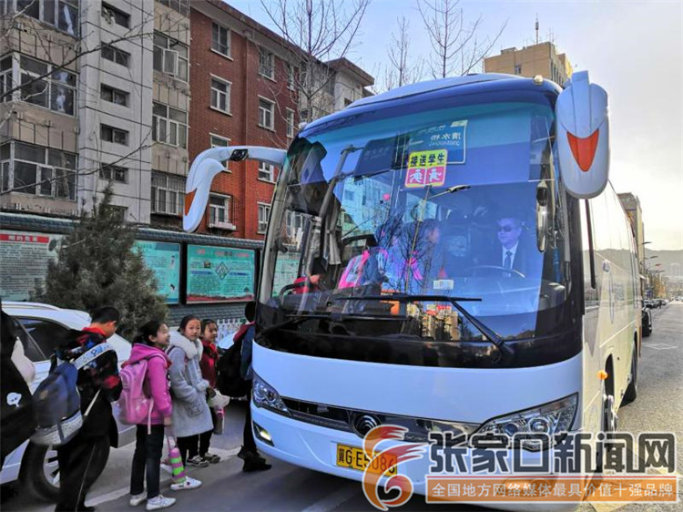 “接送學(xué)生”大巴開進(jìn)人頭山村 “接送學(xué)生”大巴開進(jìn)人頭山村