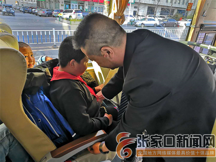 “接送學(xué)生”大巴開進(jìn)人頭山村 “接送學(xué)生”大巴開進(jìn)人頭山村