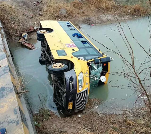 直播德州:樂陵一校車側翻入河,官方發布情況通報 直播德州:樂陵一校車側翻入河,官方發布情況通報