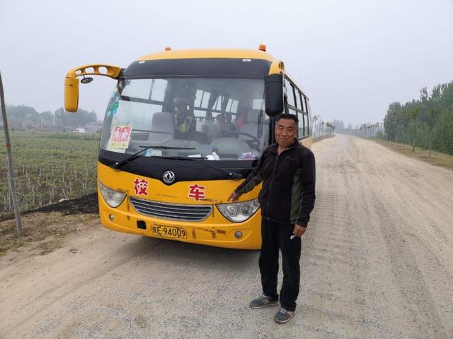 臨渭交警保豐中隊(duì)嚴(yán)查校車安全隱患確保師生安全入校