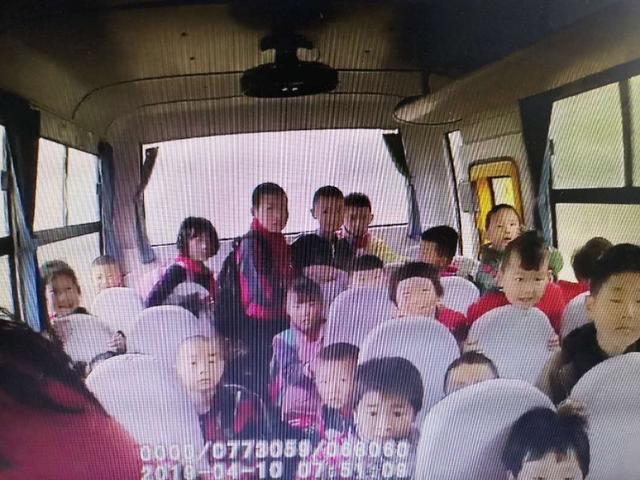 臨渭交警保豐中隊(duì)嚴(yán)查校車安全隱患確保師生安全入校