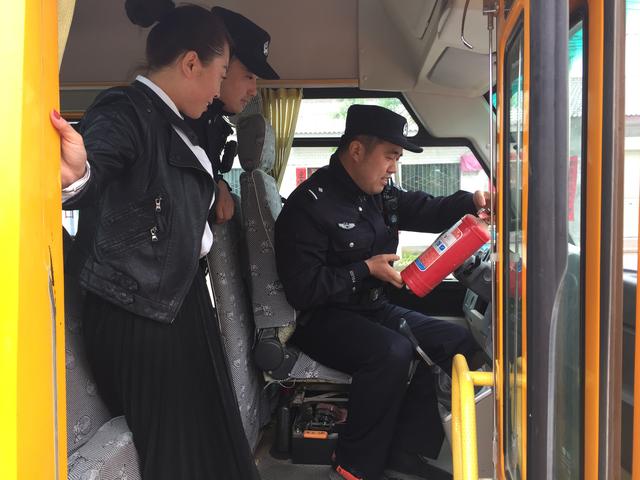 合陽縣公安局路井派出所開展校車安全檢查/ 合陽縣公安局路井派出所開展校車安全檢查