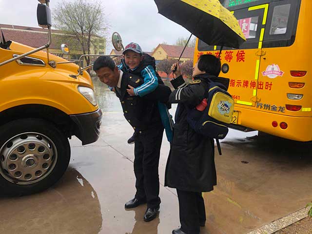 暖心!乘車學(xué)生腳受傷,校車司機背他上下學(xué) 暖心!乘車學(xué)生腳受傷,校車司機背他上下學(xué)