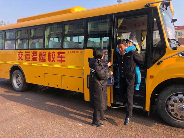 暖心!乘車學(xué)生腳受傷,校車司機背他上下學(xué) 暖心!乘車學(xué)生腳受傷,校車司機背他上下學(xué)