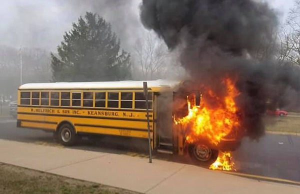 驚險(xiǎn)!美一高中校車在全部人員下車不久后起火 驚險(xiǎn)!美一高中校車在全部人員下車不久后起火