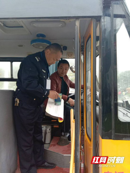 吉首開展校車安全專項督查 系牢校車“安全帶” 吉首開展校車安全專項督查 系牢校車“安全帶”