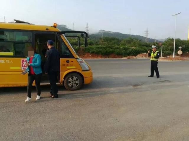 明明是幼兒園校車,怎么車?yán)镞€有蹭車的老鄉(xiāng)? 明明是幼兒園校車,怎么車?yán)镞€有蹭車的老鄉(xiāng)?