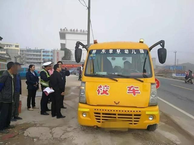 明明是幼兒園校車,怎么車?yán)镞€有蹭車的老鄉(xiāng)? 明明是幼兒園校車,怎么車?yán)镞€有蹭車的老鄉(xiāng)?