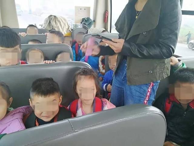 明明是幼兒園校車,怎么車?yán)镞€有蹭車的老鄉(xiāng)? 明明是幼兒園校車,怎么車?yán)镞€有蹭車的老鄉(xiāng)?