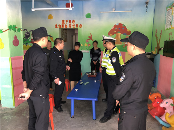 校車核載7人實載20人 司機和幼兒園園長涉嫌危險駕駛罪被查處 校車核載7人實載20人 司機和幼兒園園長涉嫌危險駕駛罪被查處