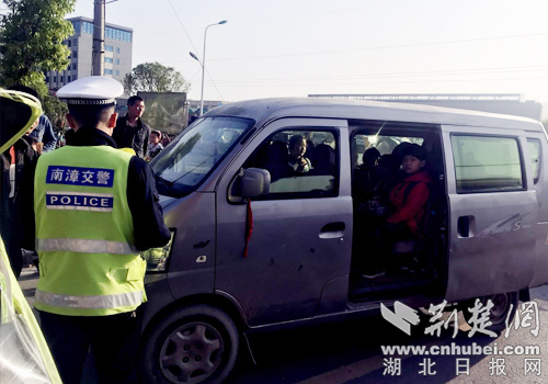 南漳兩輛“黑校車”非法接送學生被查處 南漳兩輛“黑校車”非法接送學生被查處