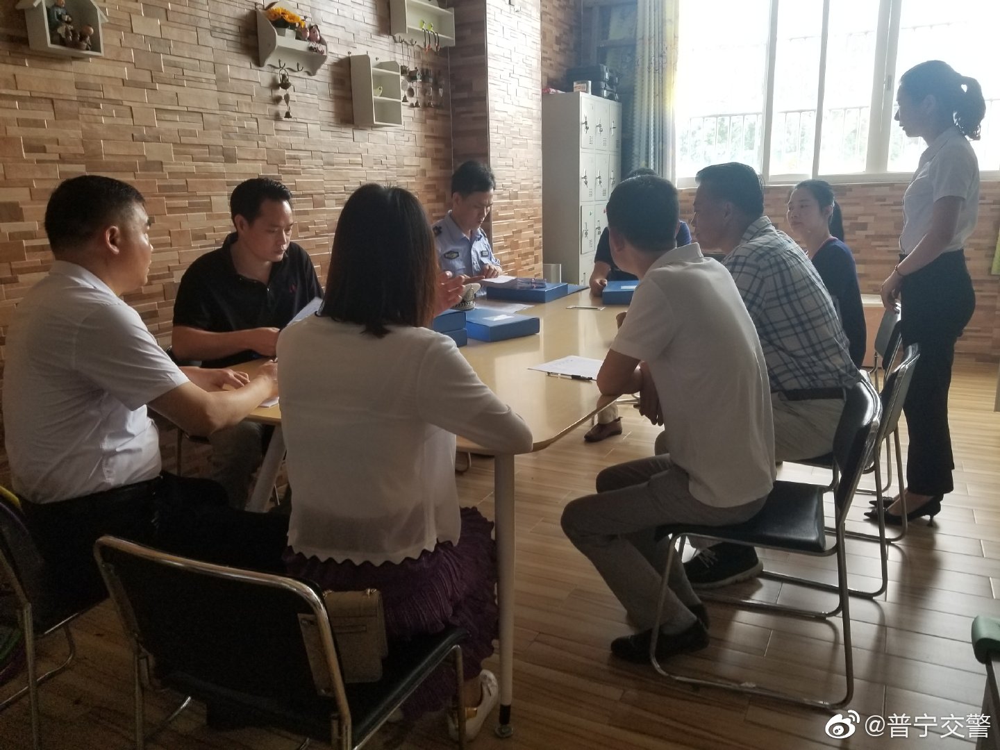 普寧交警聯(lián)合多部門走進(jìn)幼兒園排查校車除隱患/ 普寧交警聯(lián)合多部門走進(jìn)幼兒園排查校車除隱患