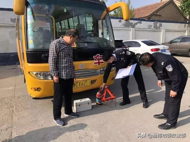 文昌湖交警積極開展校車臨檢及駕駛員安全教育培訓(xùn)工作/ 文昌湖交警積極開展校車臨檢及駕駛員安全教育培訓(xùn)工作
