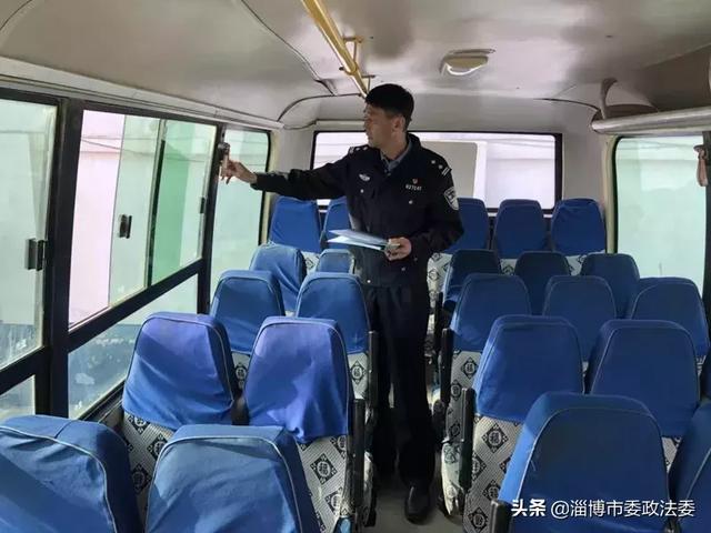 文昌湖交警積極開展校車臨檢及駕駛員安全教育培訓(xùn)工作/ 文昌湖交警積極開展校車臨檢及駕駛員安全教育培訓(xùn)工作