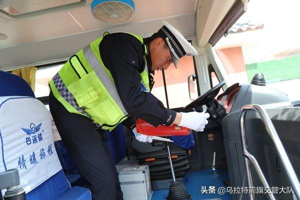 烏前旗大隊(duì)對轄區(qū)白彥花小學(xué)校車進(jìn)行安全大檢查/ 烏前旗大隊(duì)對轄區(qū)白彥花小學(xué)校車進(jìn)行安全大檢查