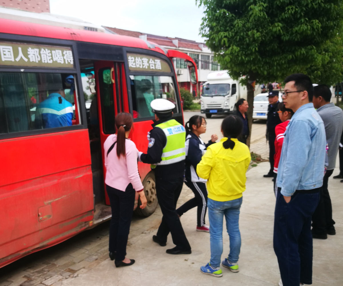 圖蟲(chóng)人文攝影:六安雙河派出所突擊檢查校車(chē) 筑牢交通安全防線 圖蟲(chóng)人文攝影:六安雙河派出所突擊檢查校車(chē) 筑牢交通安全防線