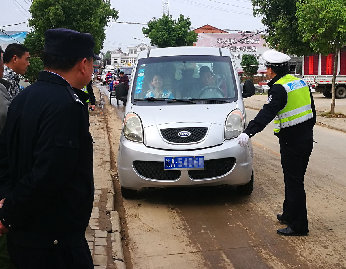 圖蟲(chóng)人文攝影:六安雙河派出所突擊檢查校車(chē) 筑牢交通安全防線 圖蟲(chóng)人文攝影:六安雙河派出所突擊檢查校車(chē) 筑牢交通安全防線