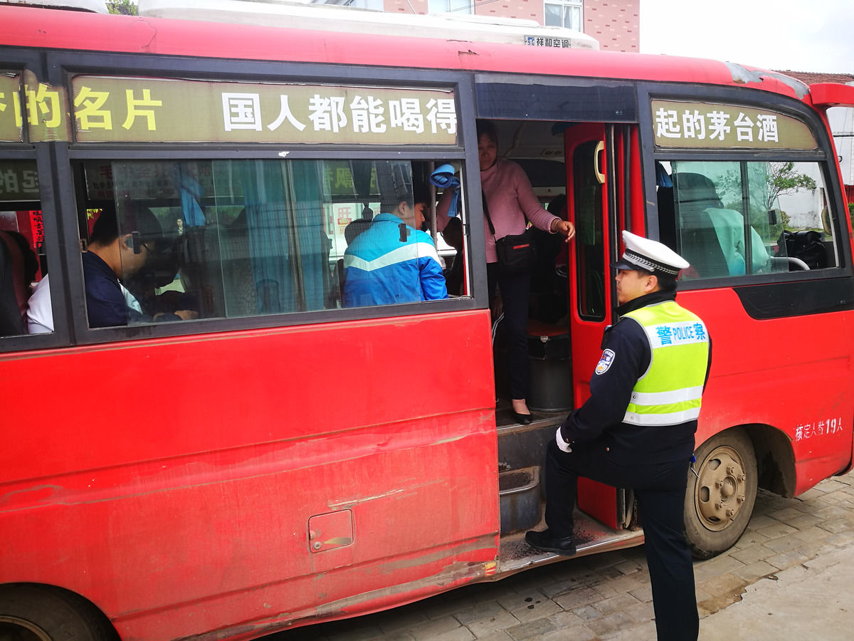 圖蟲(chóng)人文攝影:六安雙河派出所突擊檢查校車(chē) 筑牢交通安全防線 圖蟲(chóng)人文攝影:六安雙河派出所突擊檢查校車(chē) 筑牢交通安全防線