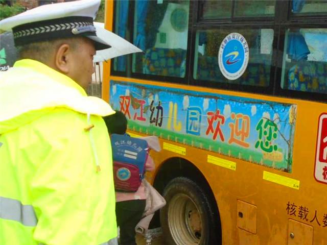 湖南祁東:查獲一起校車嚴重超載違法行為 湖南祁東:查獲一起校車嚴重超載違法行為
