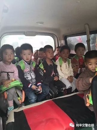 利辛交警,超員“黑校車”重治沒(méi)商量 利辛交警,超員“黑校車”重治沒(méi)商量