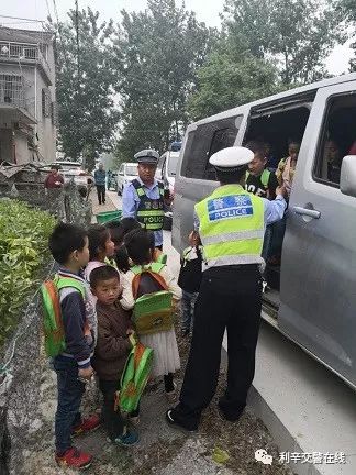 利辛交警,超員“黑校車”重治沒(méi)商量 利辛交警,超員“黑校車”重治沒(méi)商量