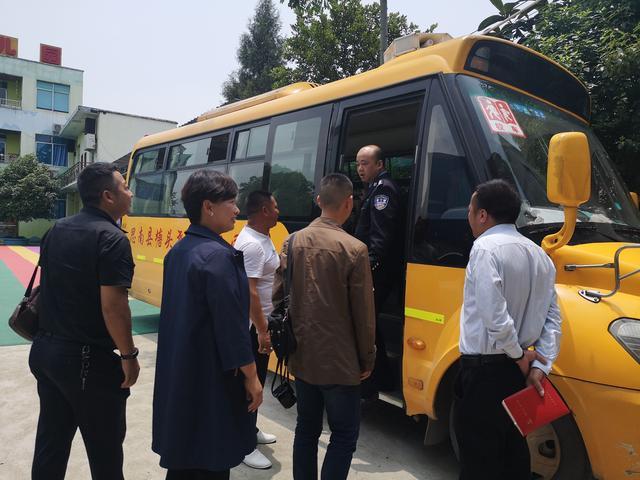 思南縣部門聯動開展校車運營專項整治行動/ 思南縣部門聯動開展校車運營專項整治行動