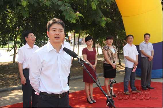 劉強東助力家鄉(xiāng)教育 京東校車“開赴”宿遷 劉強東助力家鄉(xiāng)教育 京東校車“開赴”宿遷