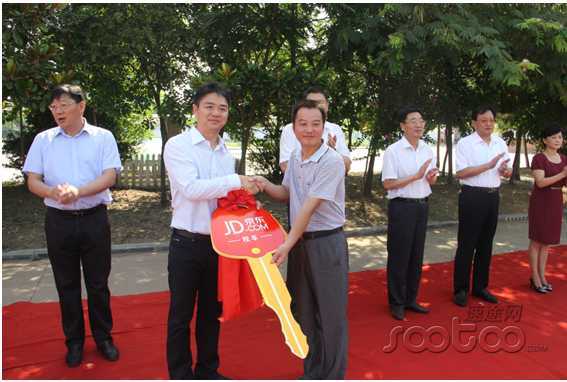 劉強東助力家鄉(xiāng)教育 京東校車“開赴”宿遷 劉強東助力家鄉(xiāng)教育 京東校車“開赴”宿遷