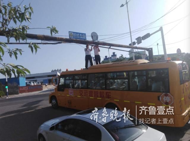 暖心!限高桿脫落,校車駕駛員變身“托舉超人” 暖心!限高桿脫落,校車駕駛員變身“托舉超人”