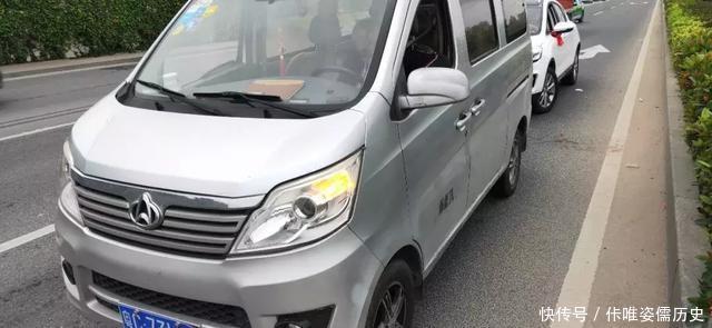 珠海90后黃毛小伙早上在馬路睡覺，被校車司機舉報，竟塞交警5000元求放過！