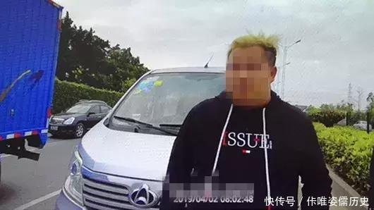 珠海90后黃毛小伙早上在馬路睡覺，被校車司機舉報，竟塞交警5000元求放過！